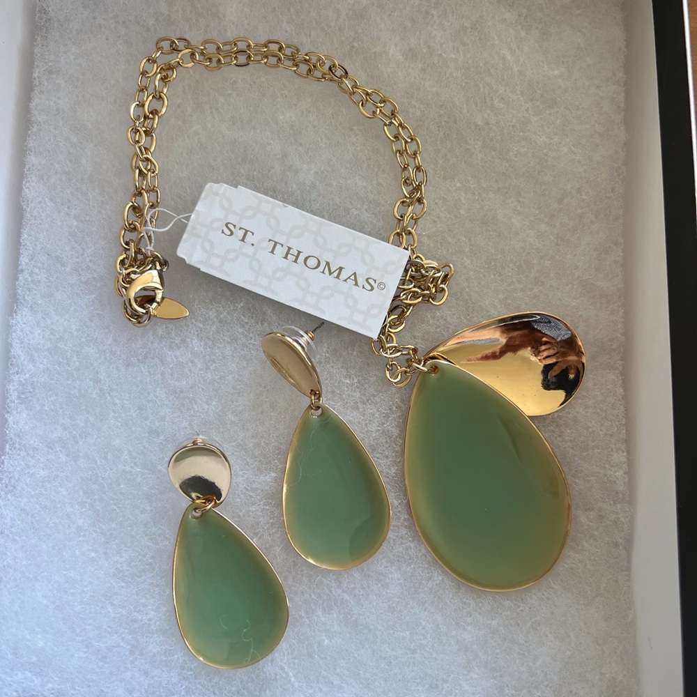 Gold and Green Necklace Set